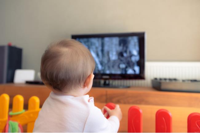 תינוקת צופה בטלוויזיה